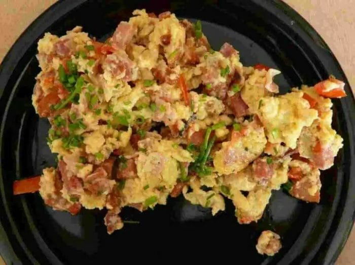 scrambled eggs with tomatoes